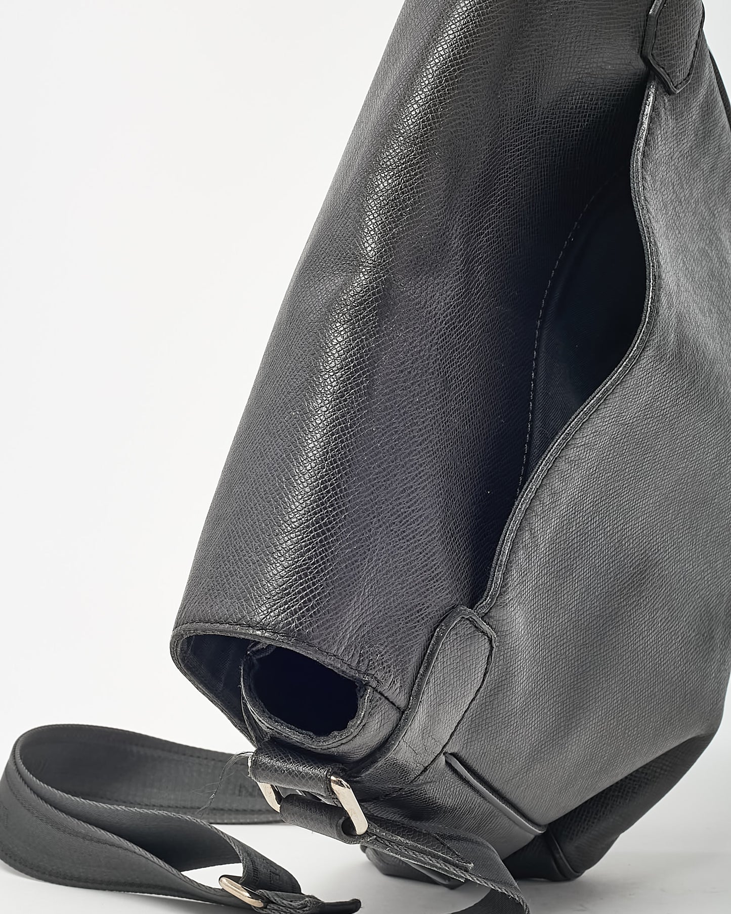 Louis Vuitton Black Taiga Leather Messenger Bag
