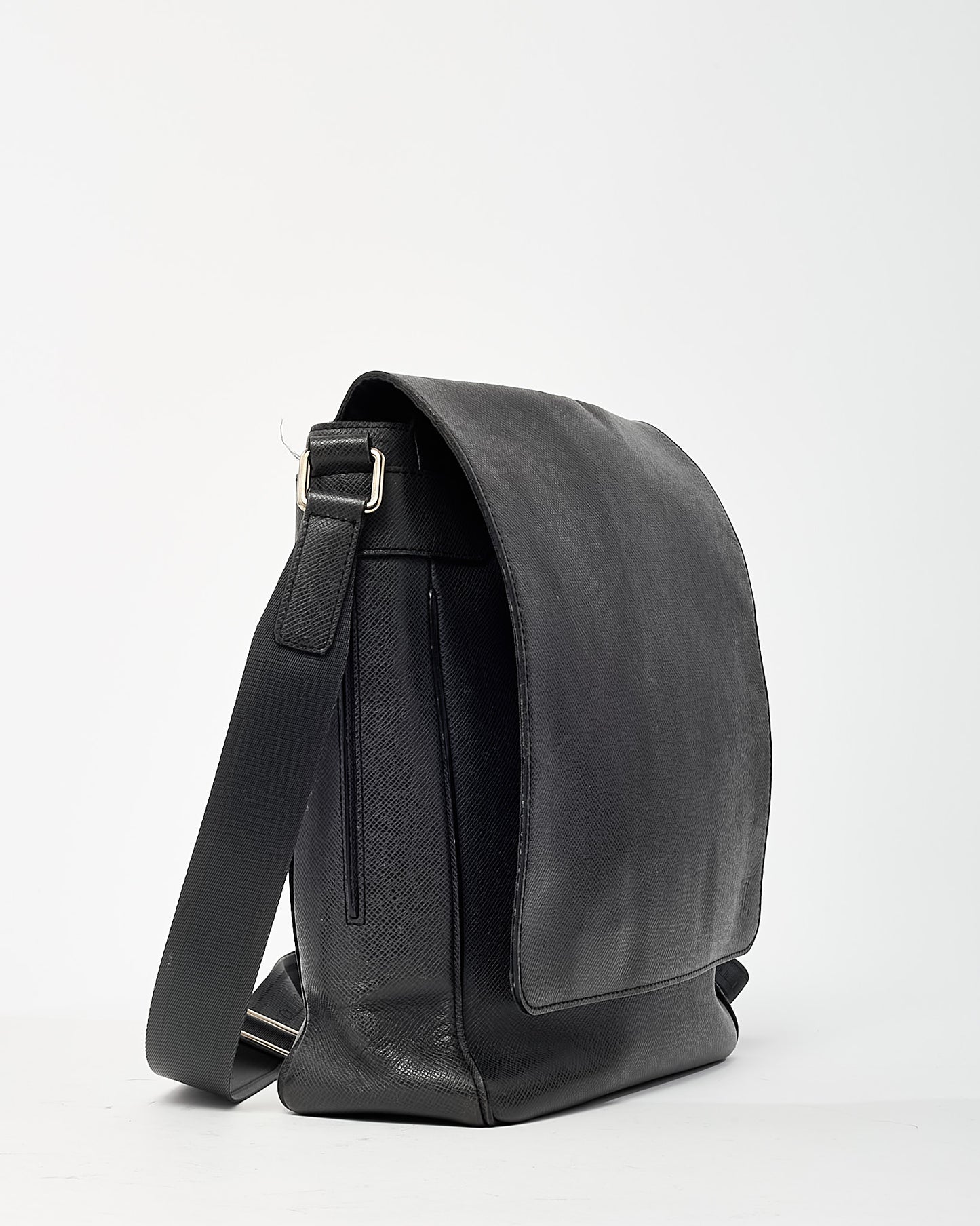 Louis Vuitton Black Taiga Leather Messenger Bag