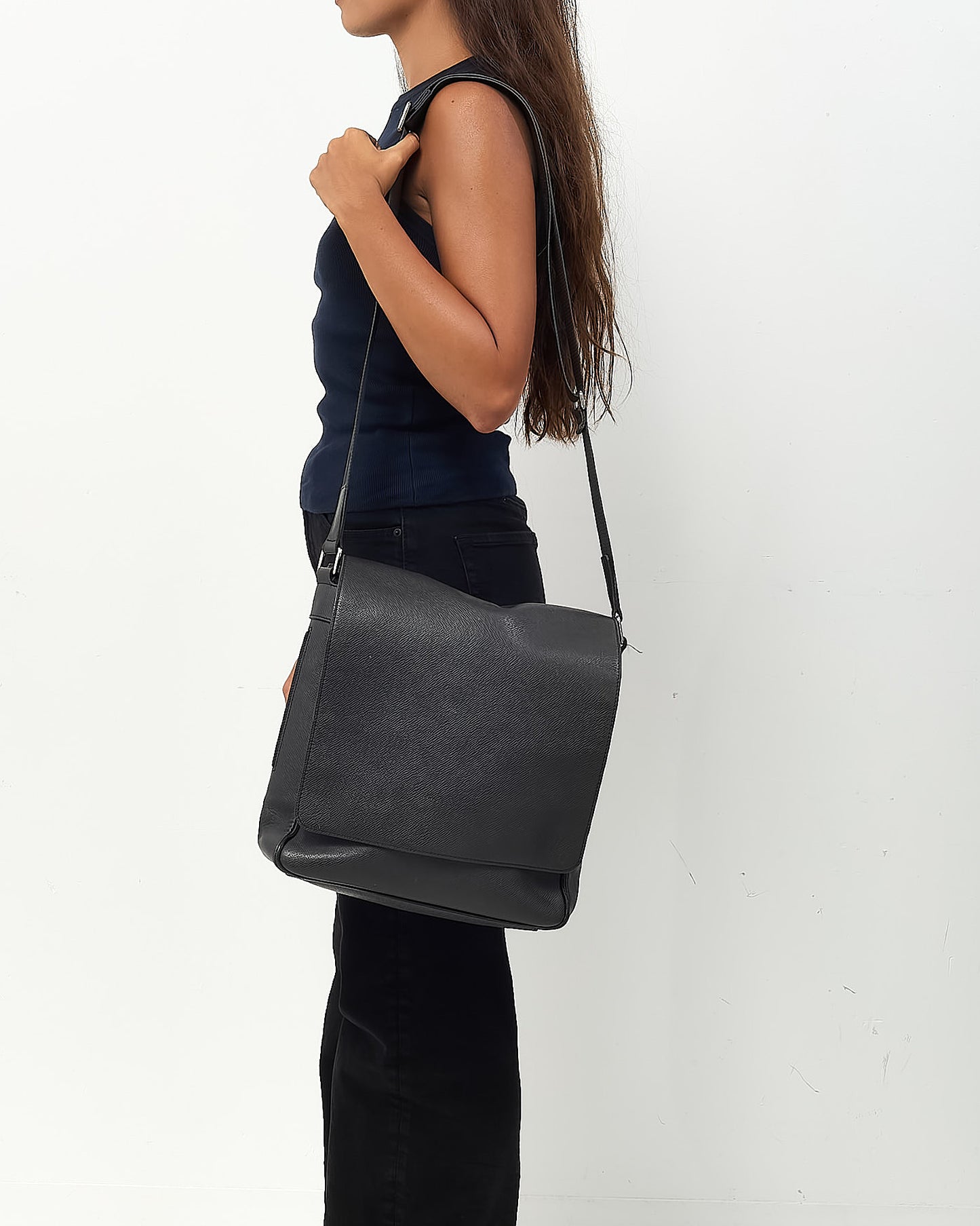 Louis Vuitton Black Taiga Leather Messenger Bag