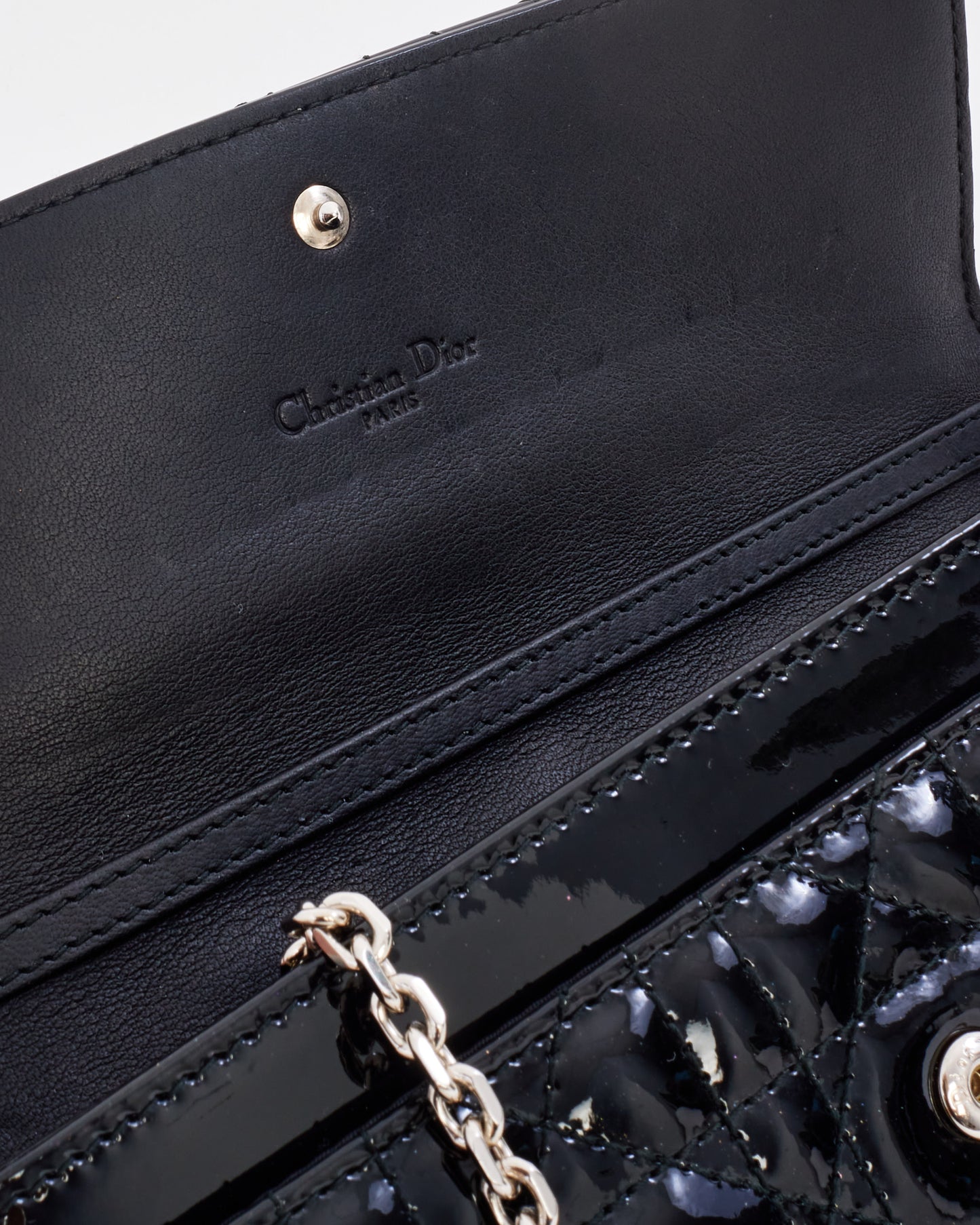 Portefeuille Lady Dior en cuir verni noir Dior sur chaîne