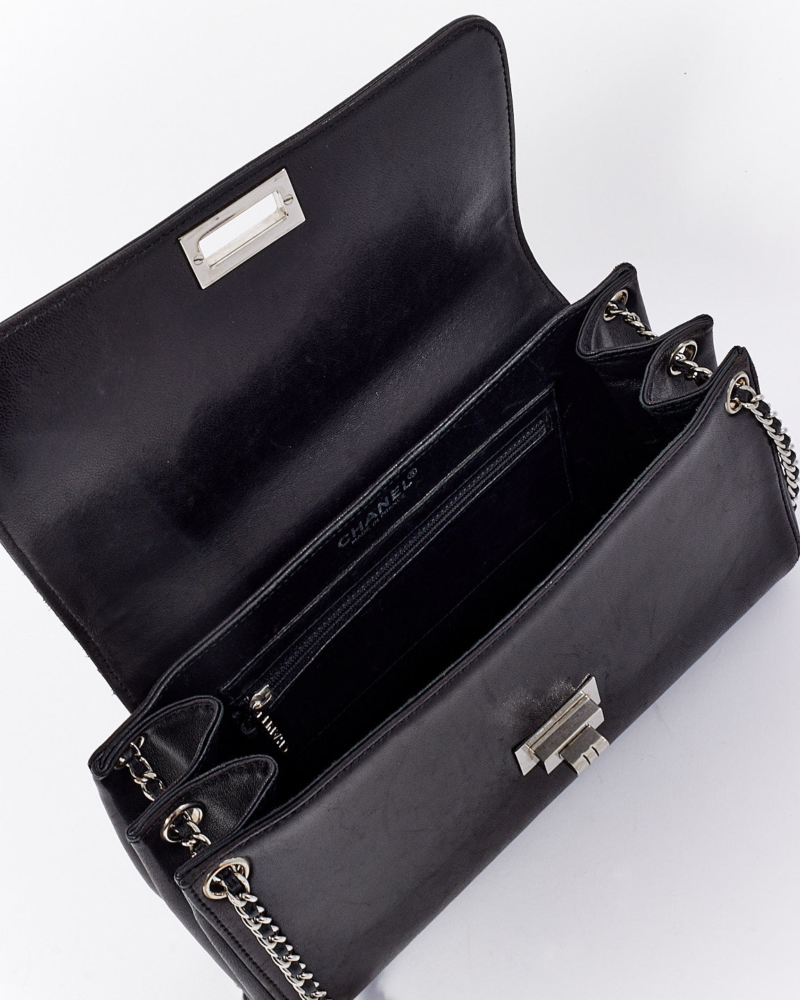 Rabat de réédition en accordéon matelassé vertical en cuir noir Chanel Noir