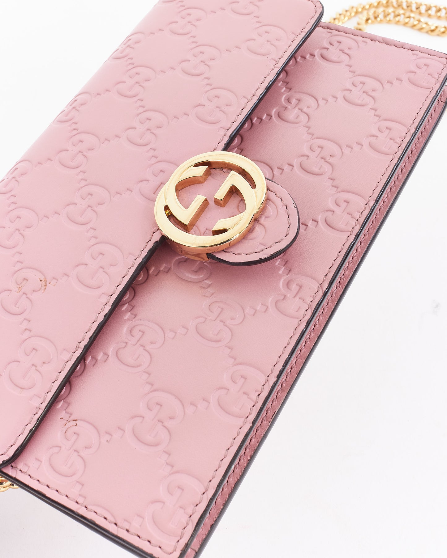 Portefeuille en cuir rose Gucci Signature GG en relief sur chaîne
