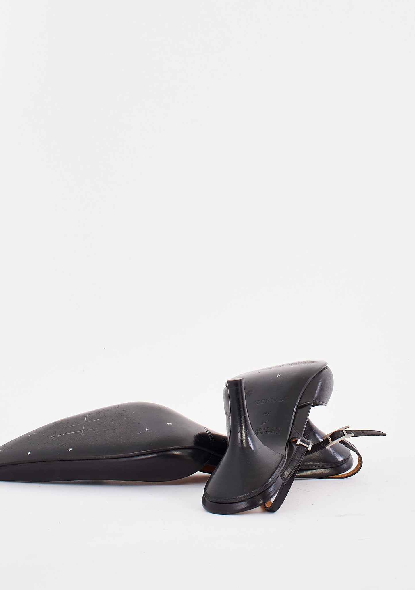 Escarpins Hermès en cuir noir à bout pointu et bride arrière - 38