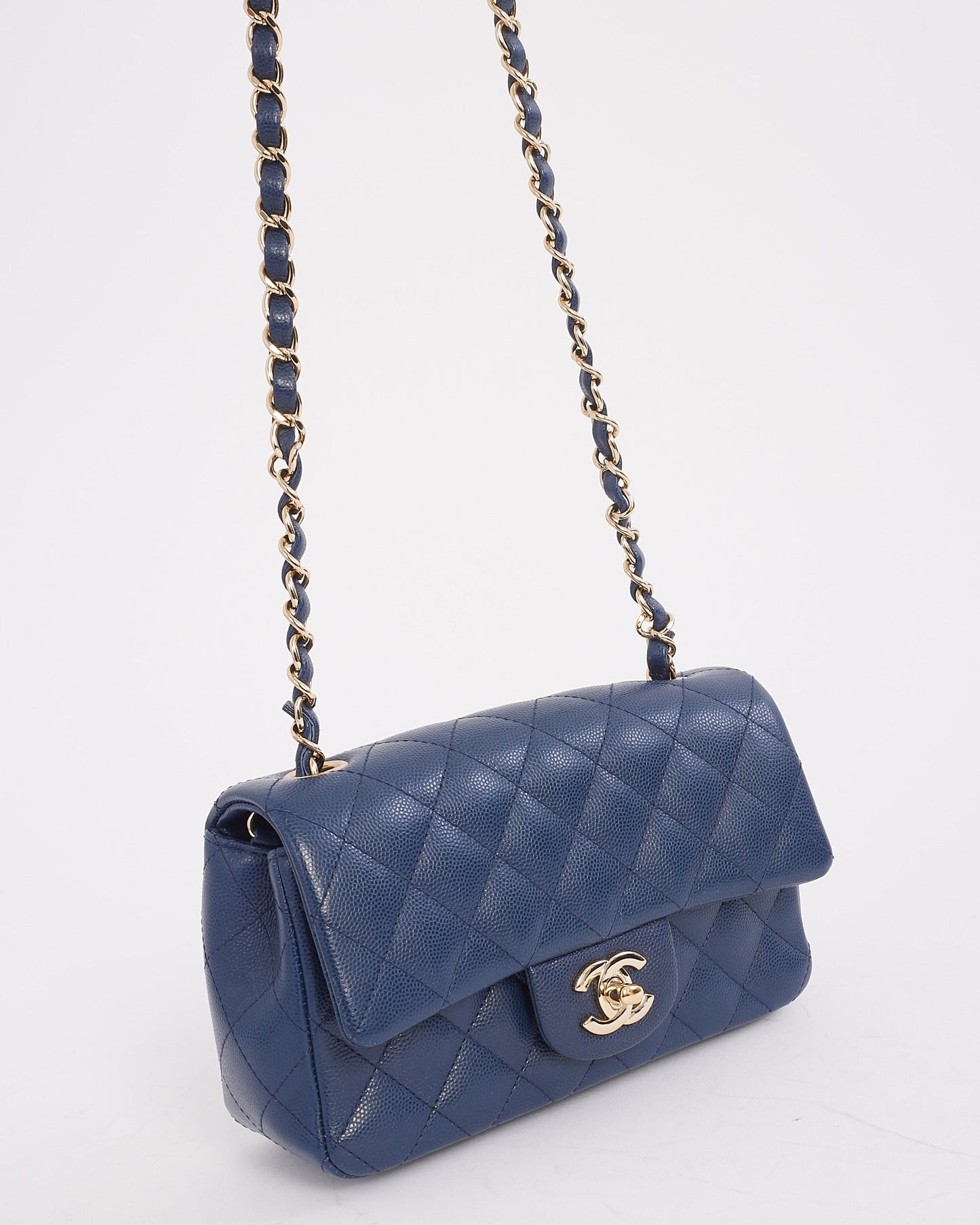 Mini sac à rabat rectangulaire classique en cuir caviar bleu marine Chanel