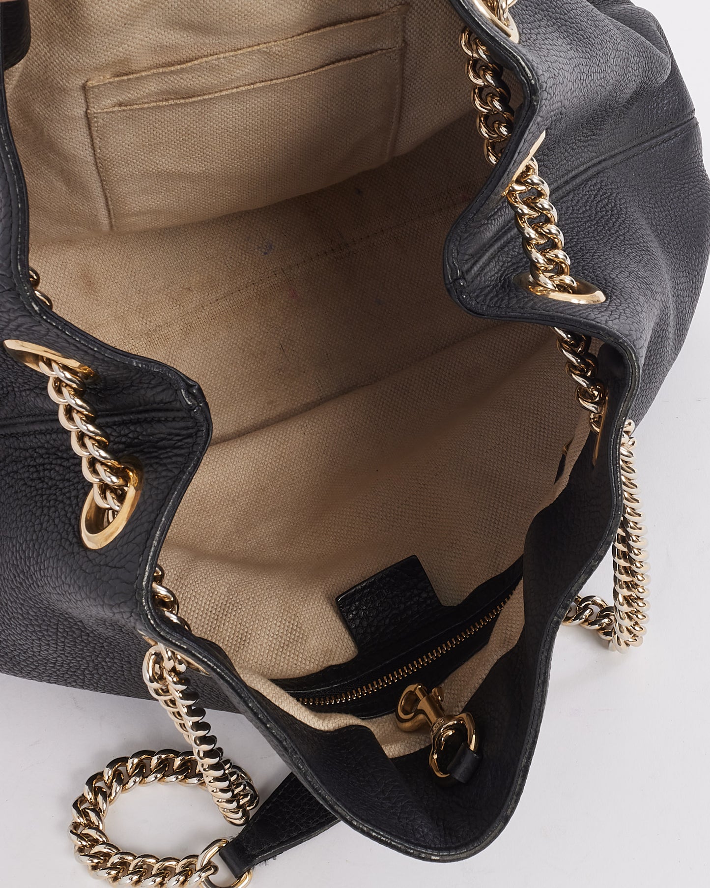 Sac à bandoulière Soho en cuir grainé noir de taille moyenne Gucci