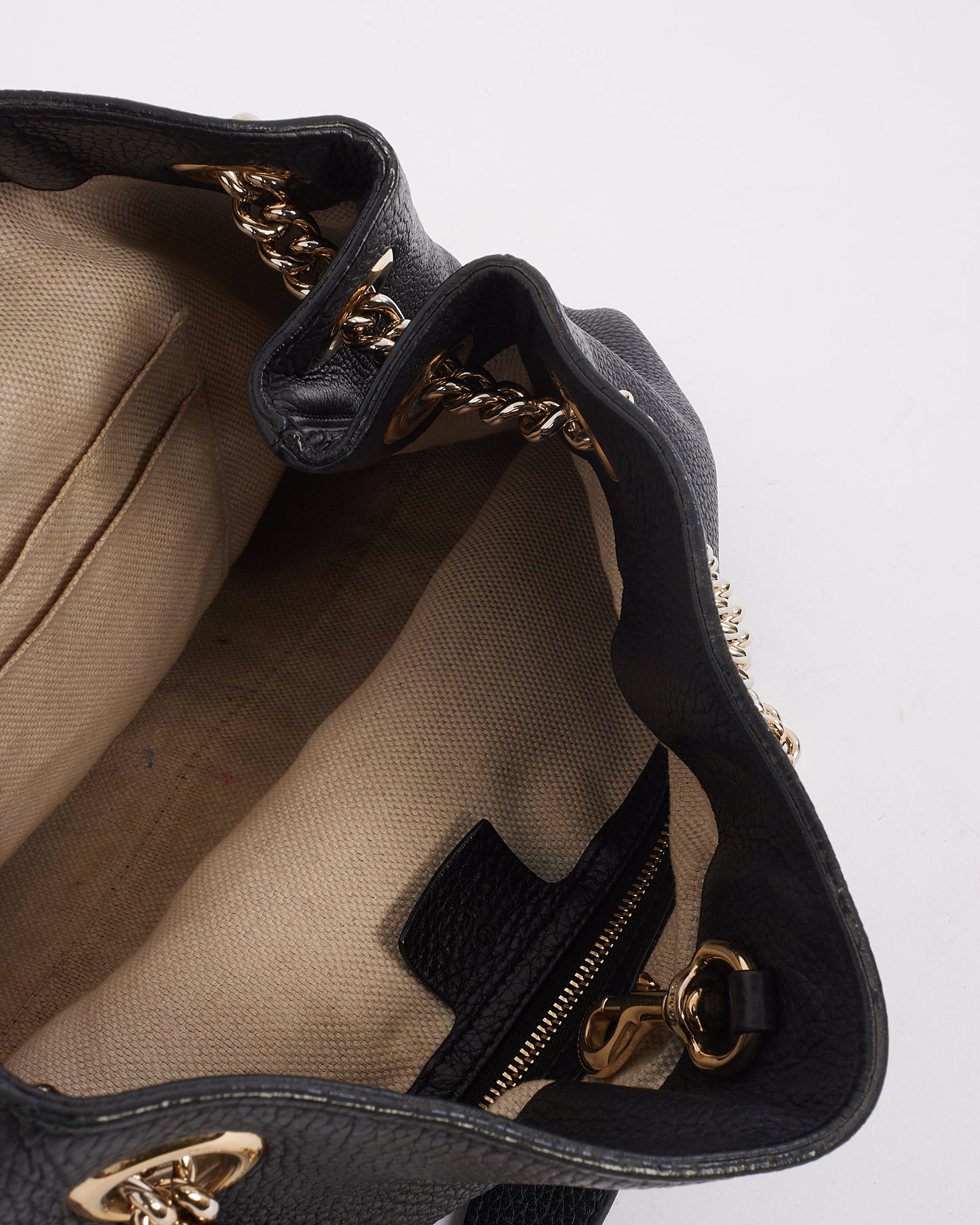 Sac à bandoulière Soho en cuir grainé noir de taille moyenne Gucci