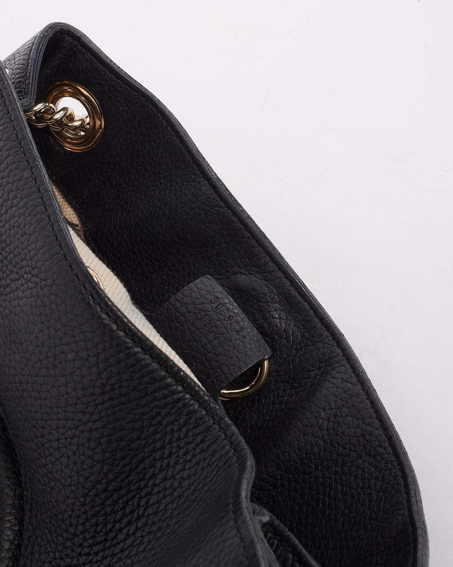 Sac à bandoulière Soho en cuir grainé noir de taille moyenne Gucci