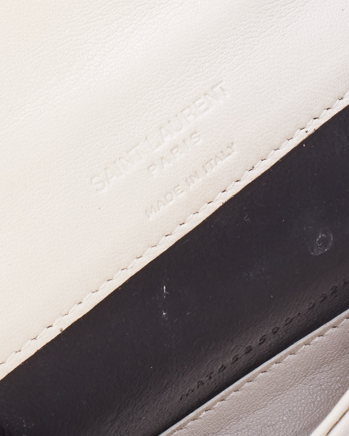 Saint Laurent Mini portefeuille en cuir matelassé blanc sur chaîne