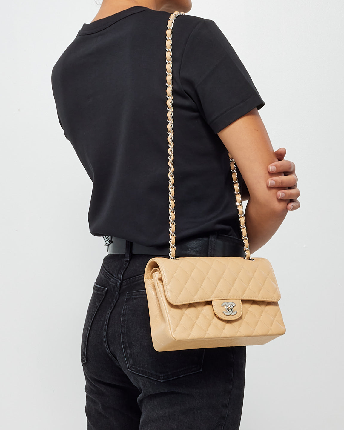 Petit sac à bandoulière classique à double rabat en cuir caviar beige Chanel avec SHW