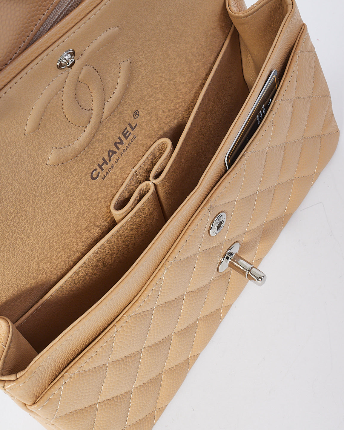 Petit sac à bandoulière classique à double rabat en cuir caviar beige Chanel avec SHW