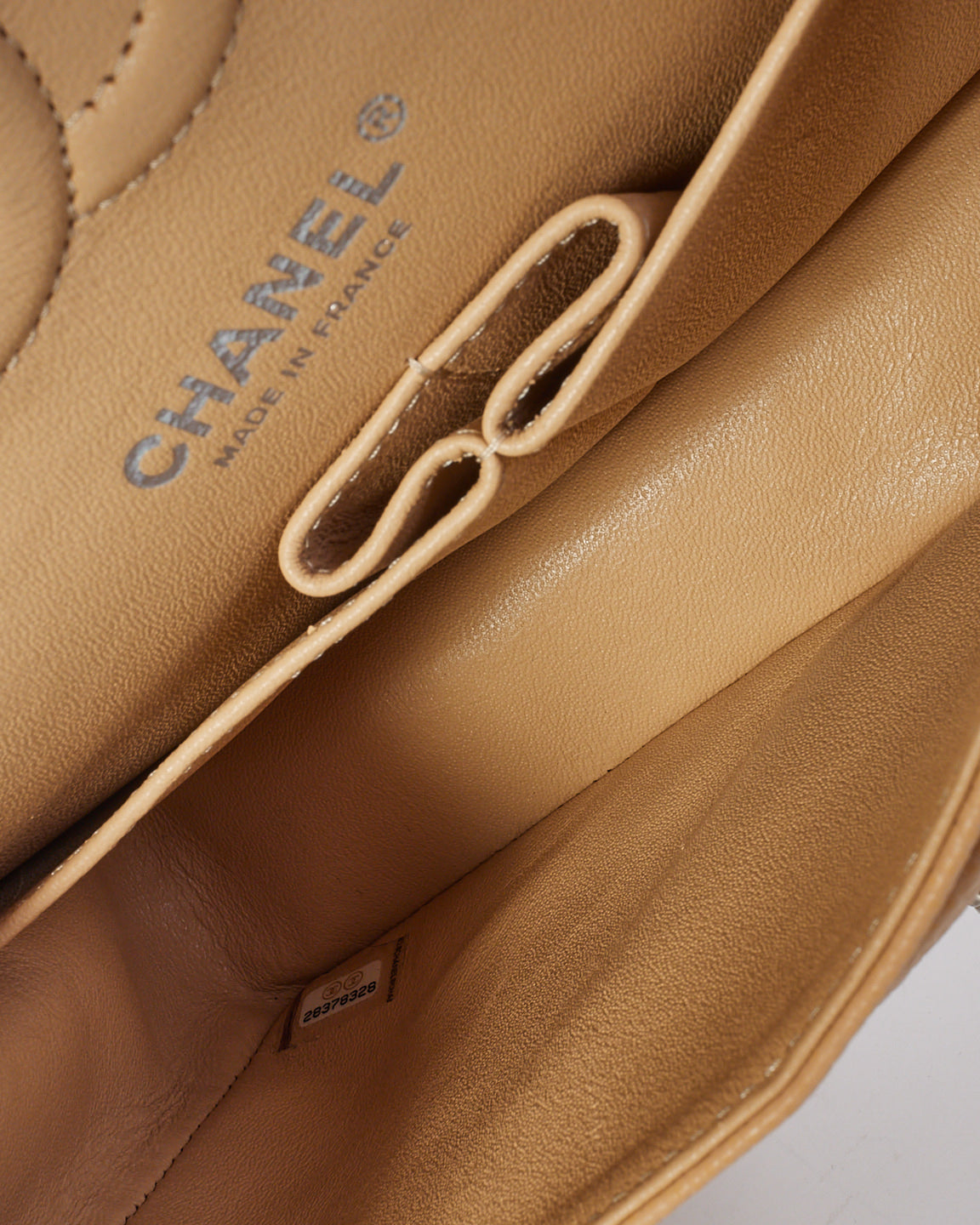 Petit sac à bandoulière classique à double rabat en cuir caviar beige Chanel avec SHW