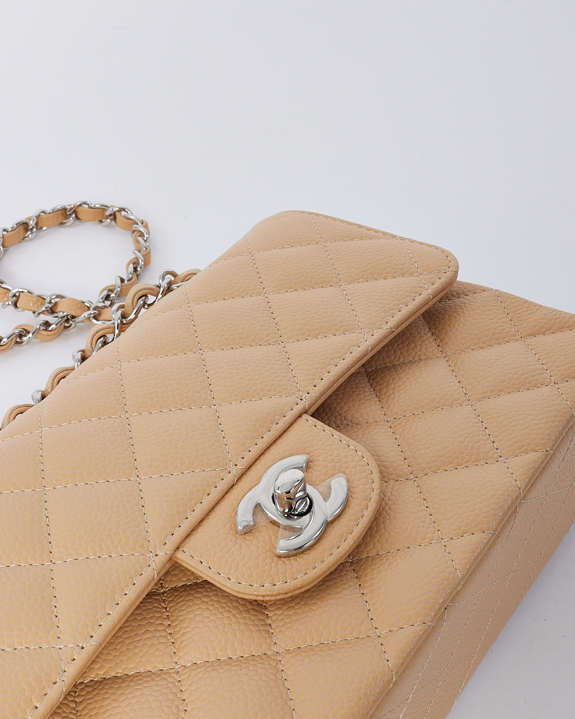 Petit sac à bandoulière classique à double rabat en cuir caviar beige Chanel avec SHW