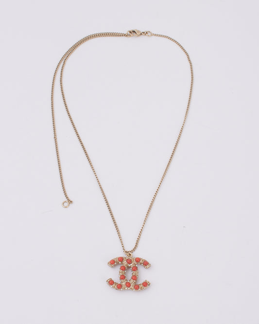 Collier Chanel en métal doré avec perles de corail et logo CC