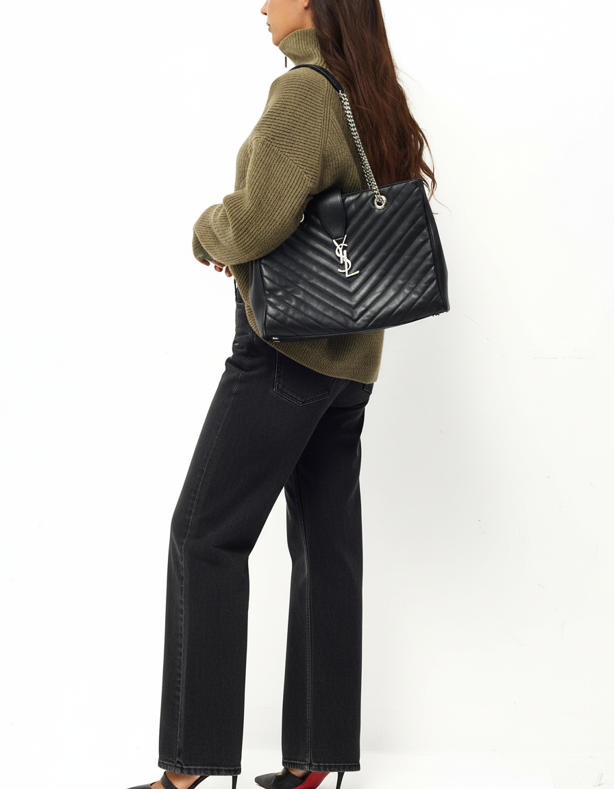 Sac cabas Saint Laurent YSL grand format en cuir noir matelassé chevrons, finitions argentées.