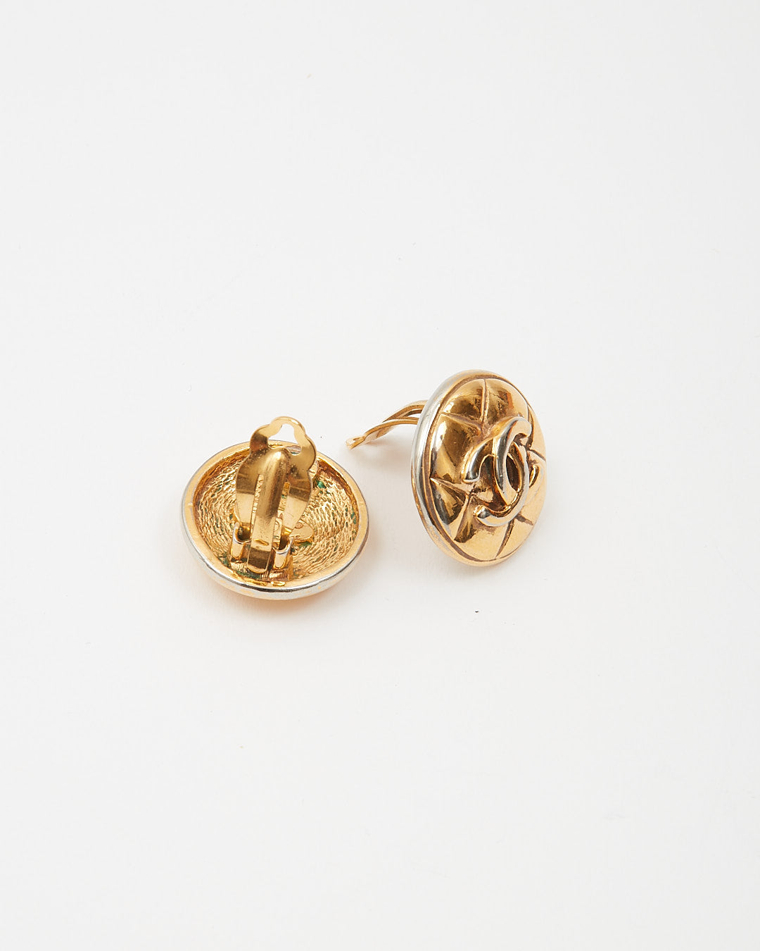 Boucles d'oreilles circulaires à clip avec logo CC doré Chanel