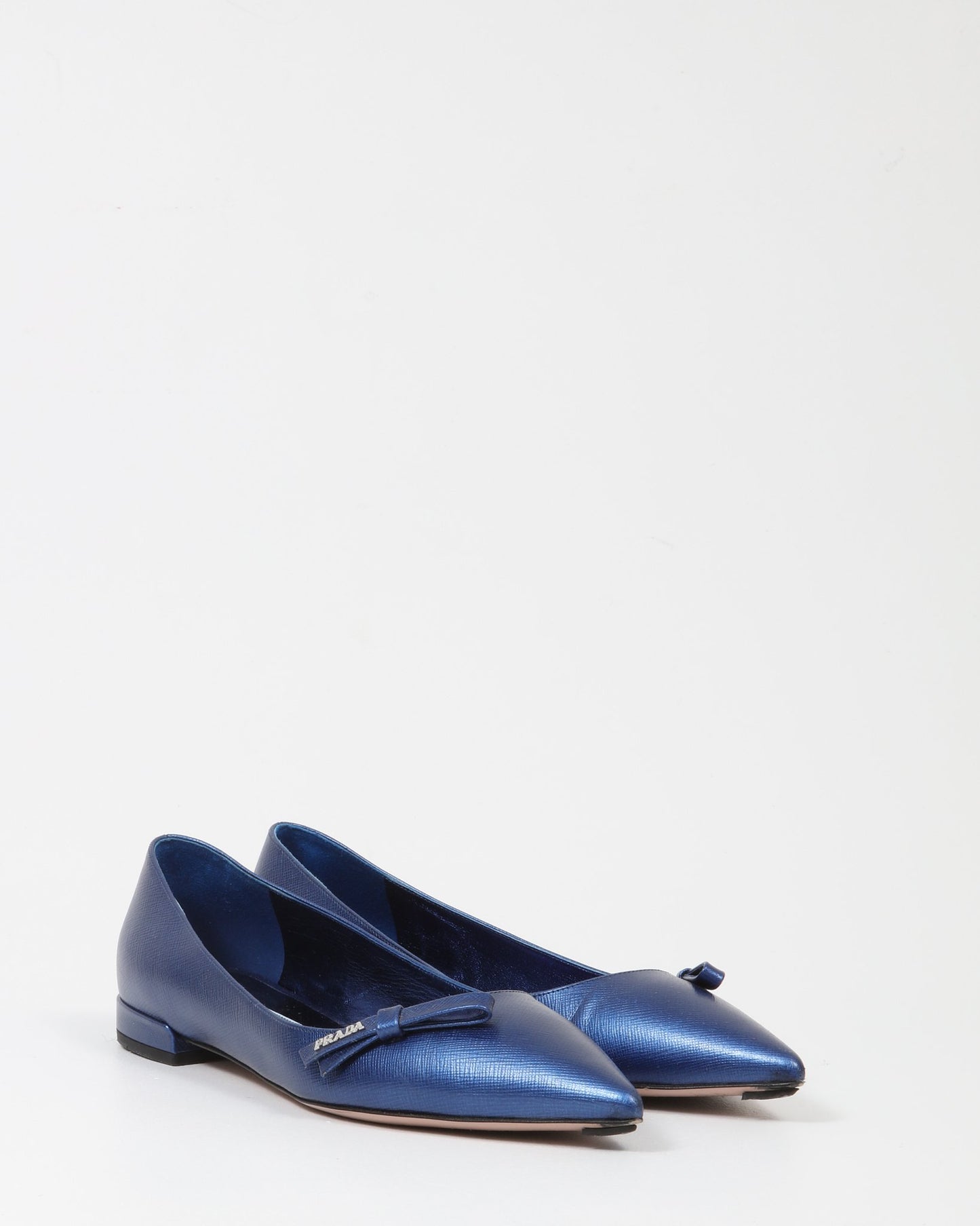 Prada Chaussures plates à bout pointu Saffiano bleu métallisé - 39