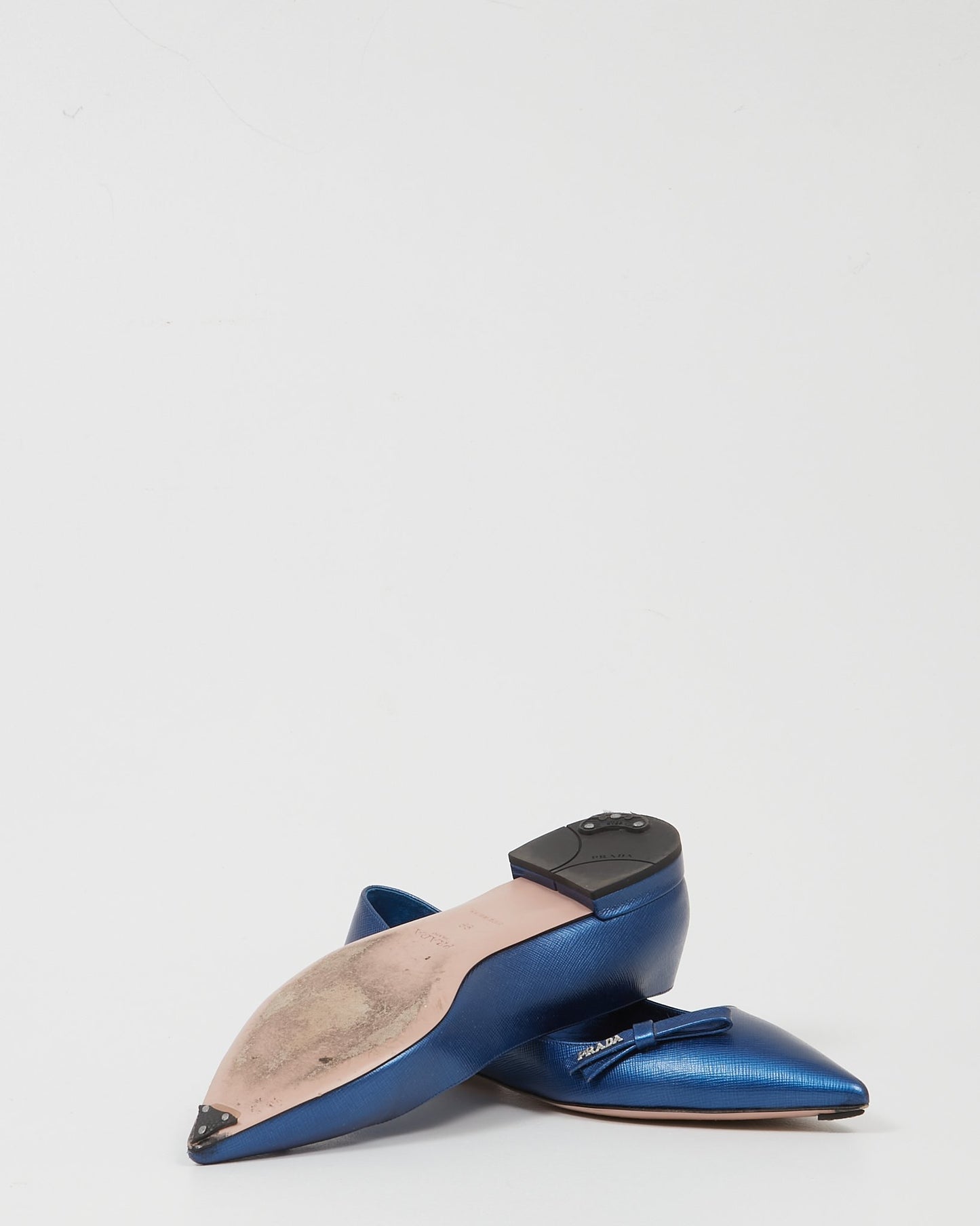 Prada Chaussures plates à bout pointu Saffiano bleu métallisé - 39
