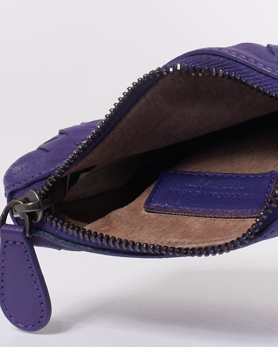 Pochette à monnaie zippée en cuir Intrecciato violet Bottega Veneta