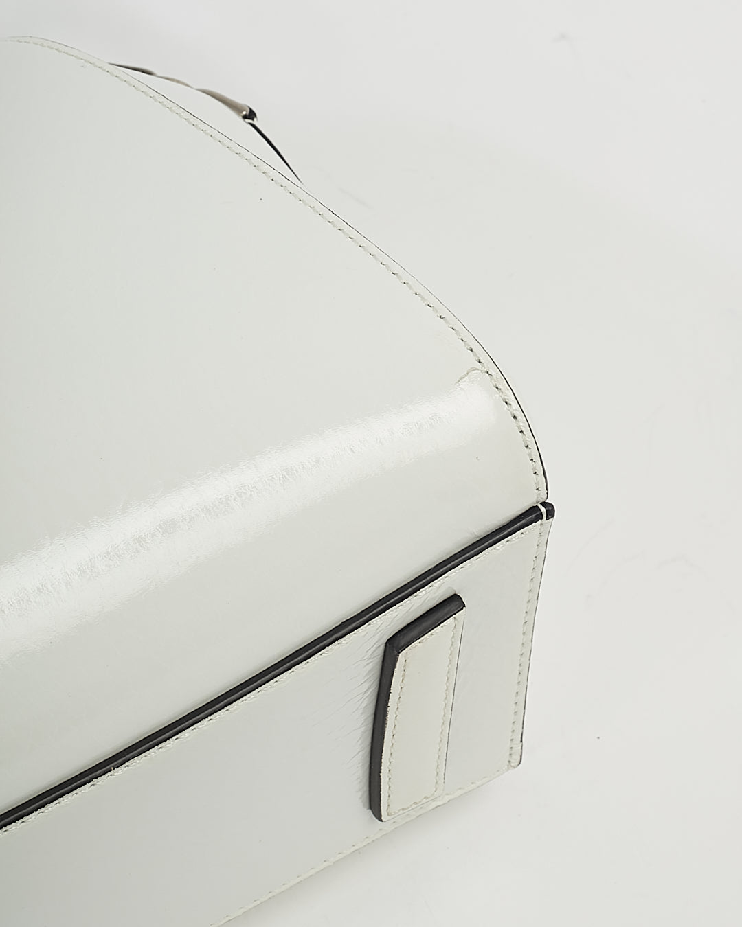 Mini sac Antigona en cuir verni blanc froissé Givenchy