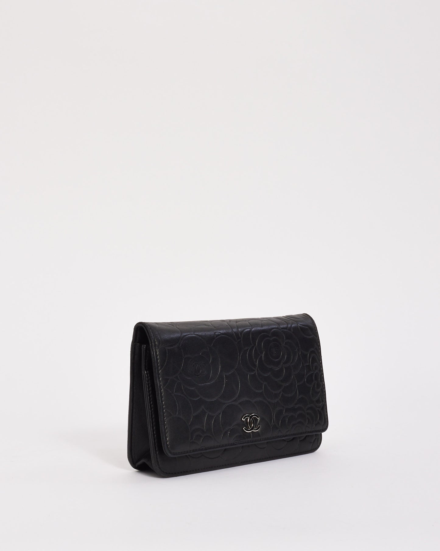 Portefeuille sur chaîne en cuir d'agneau noir Chanel en relief camélia