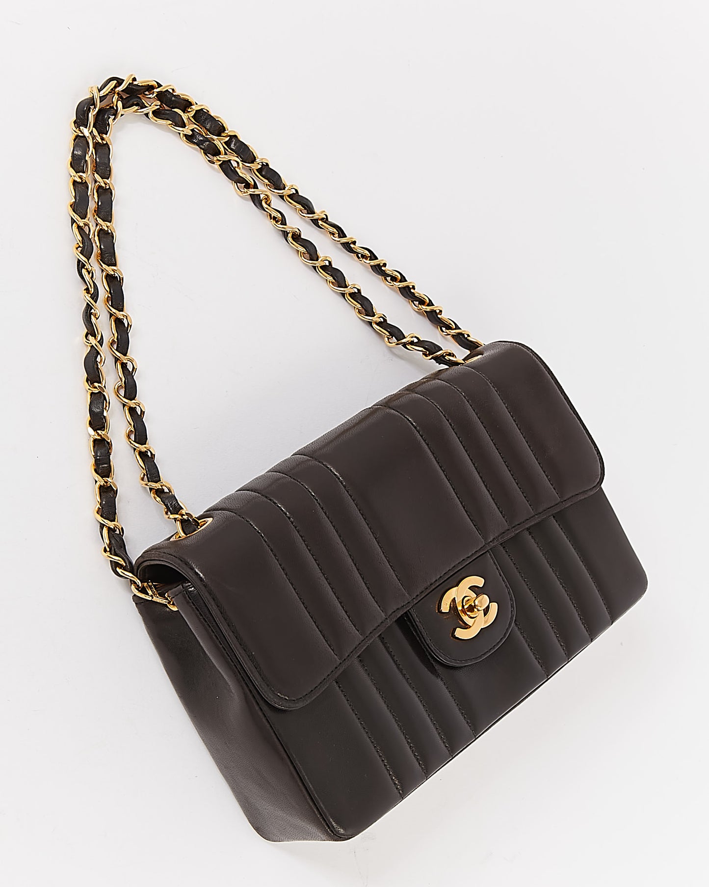 Chanel noir vertical matelassé en cuir d'agneau or 24 carats vintage petit sac classique à rabat unique