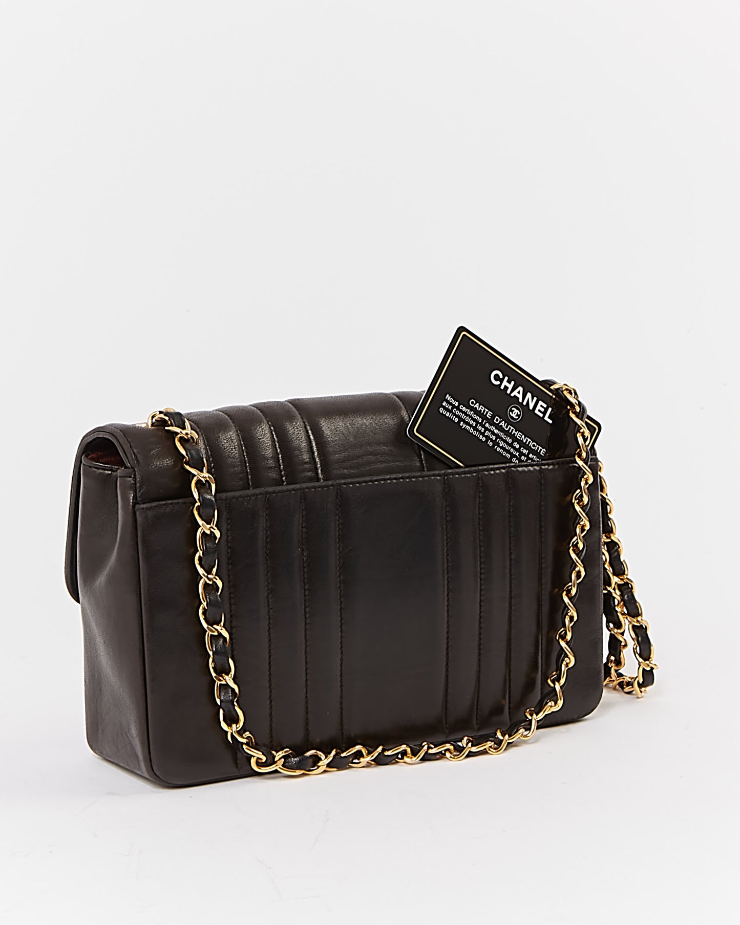 Chanel noir vertical matelassé en cuir d'agneau or 24 carats vintage petit sac classique à rabat unique
