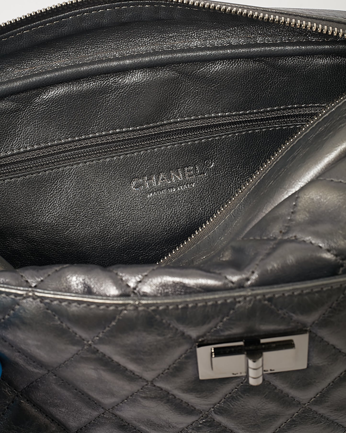 Grand sac photo réédition en cuir argenté foncé Chanel