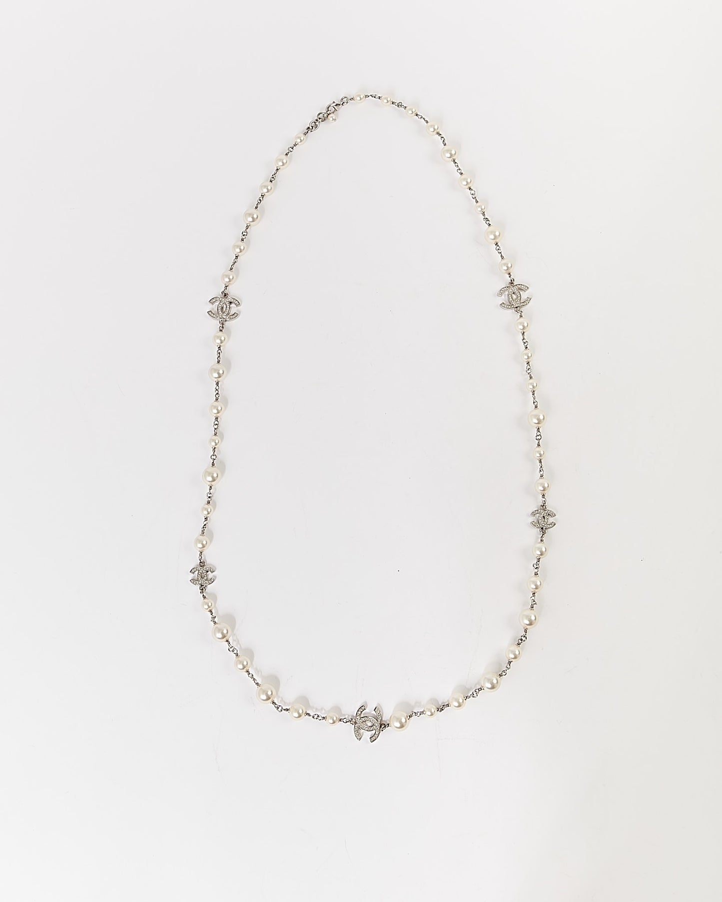 Collier Chanel CC Station en fausses perles et strass