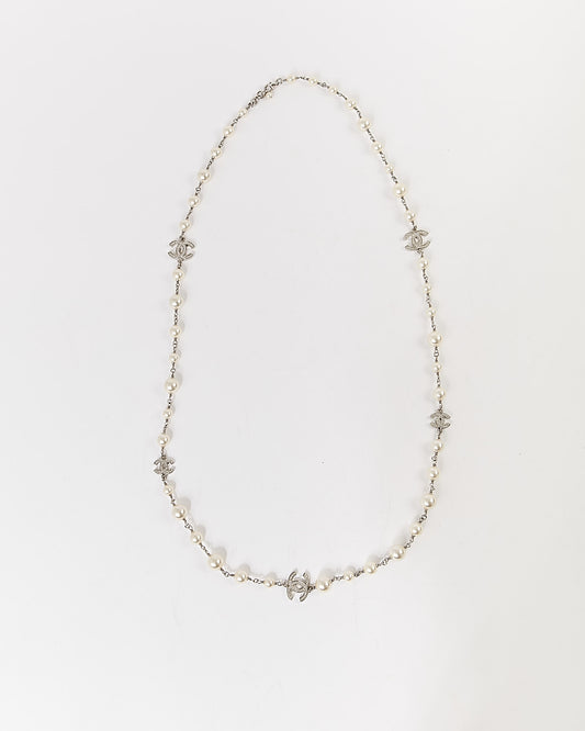 Collier Chanel CC Station en fausses perles et strass