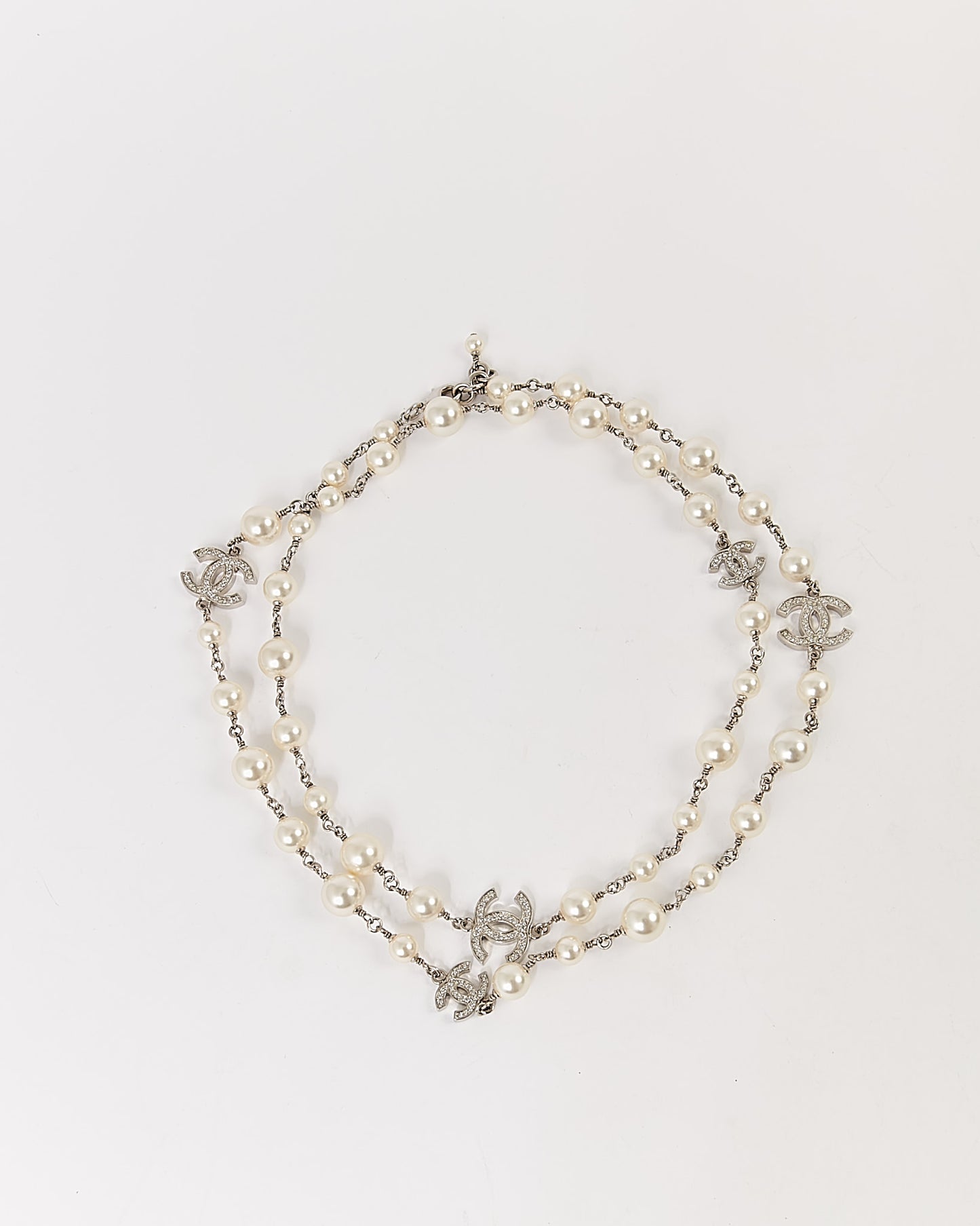 Collier Chanel CC Station en fausses perles et strass