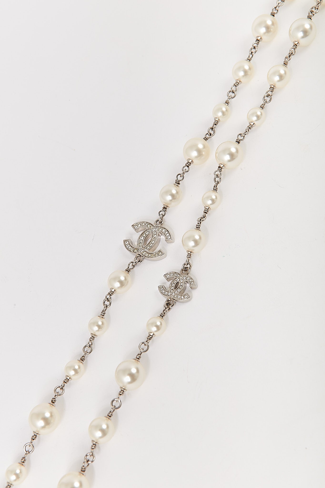 Collier Chanel CC Station en fausses perles et strass