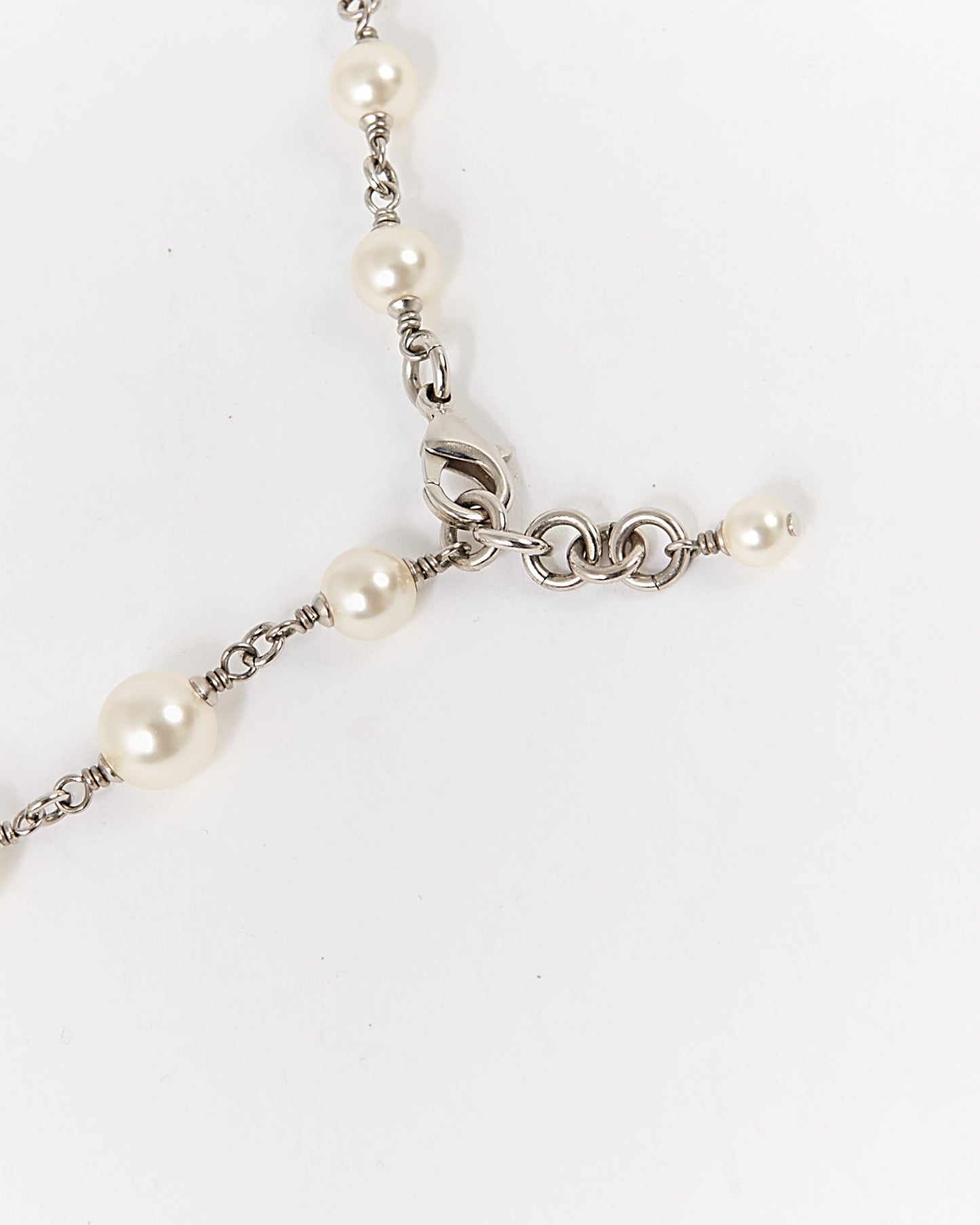 Collier Chanel CC Station en fausses perles et strass