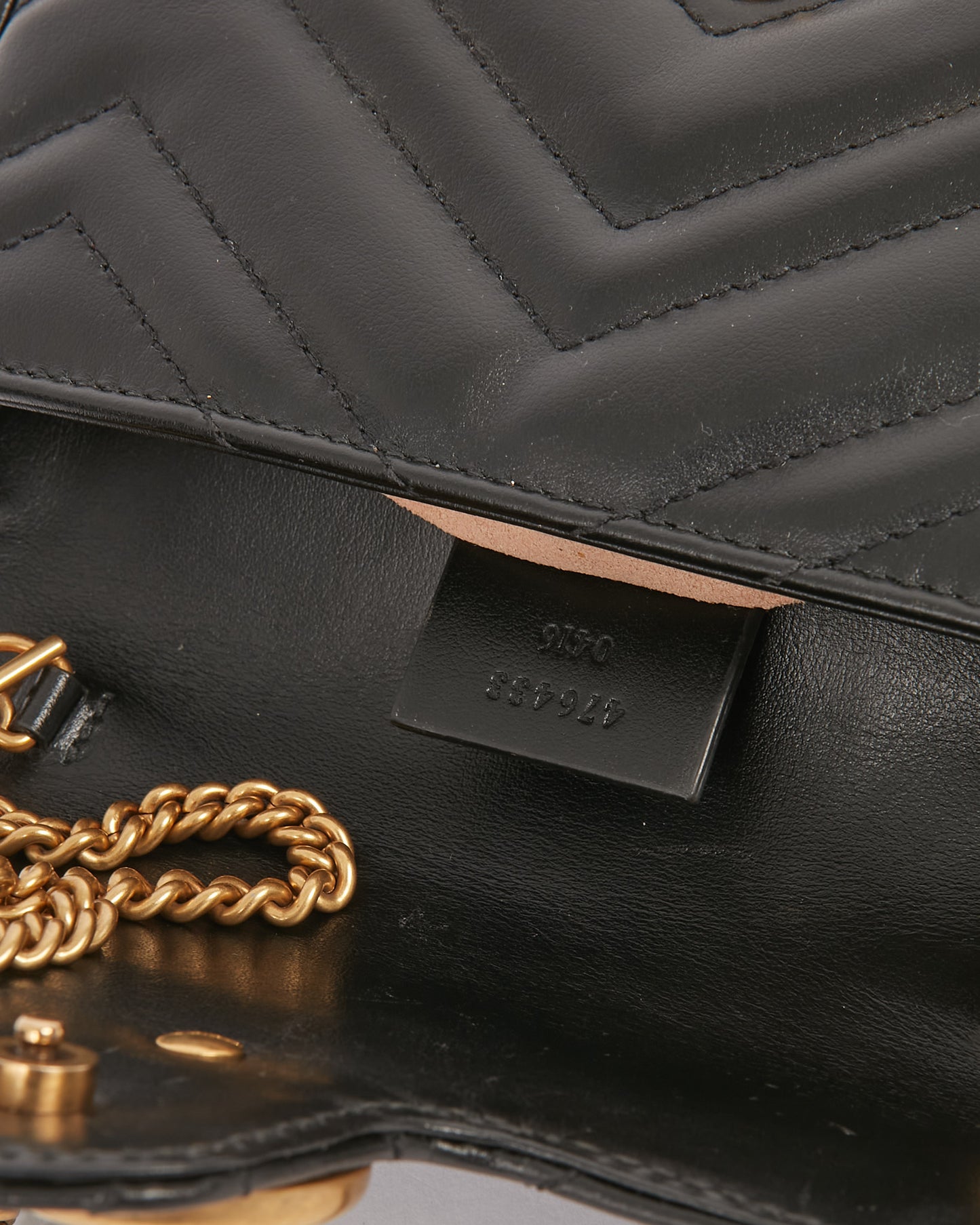 Gucci Sac Super Mini Chevron Matelasse GG Marmont en cuir noir