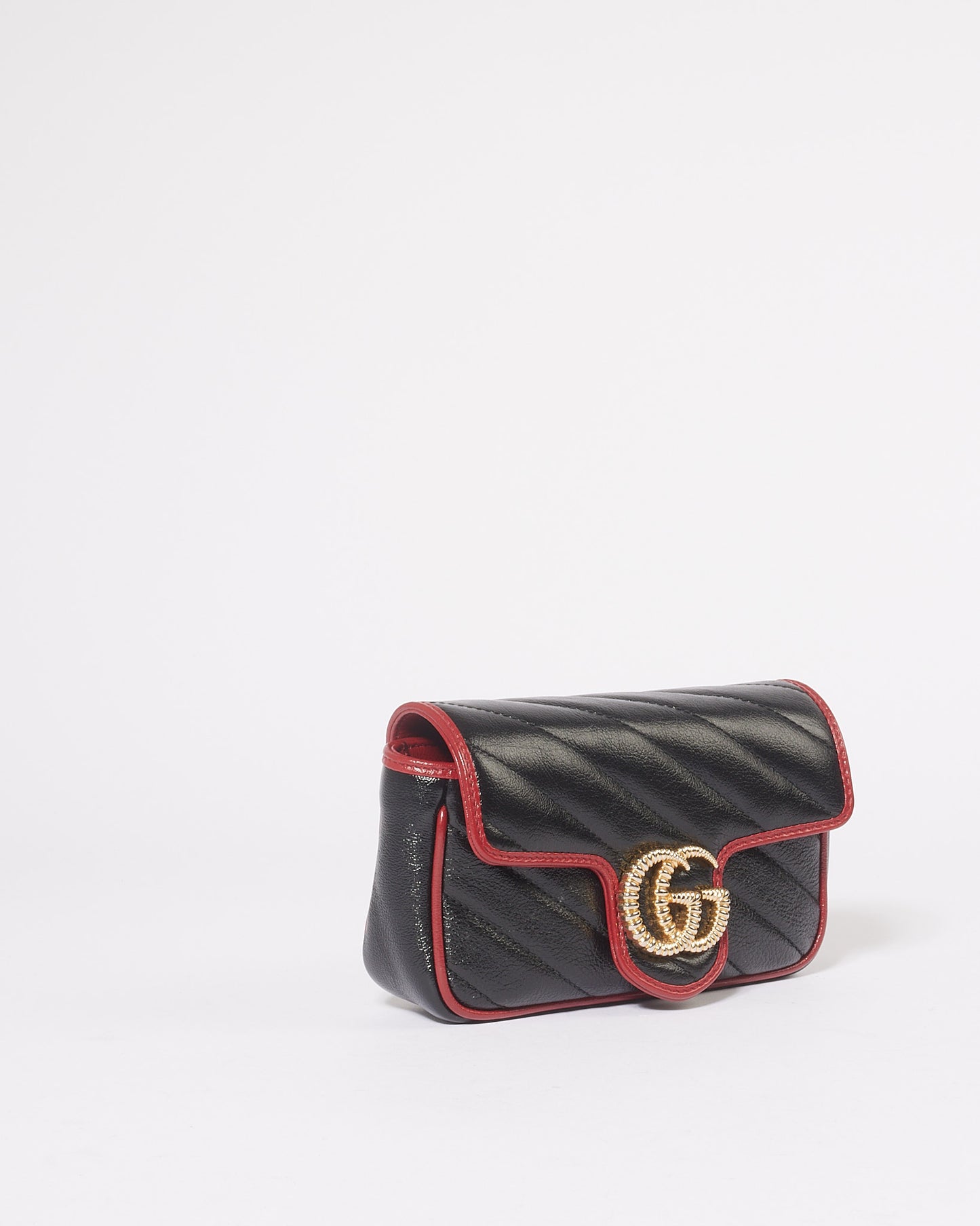 Gucci Sac Torchon GG Marmont Super Mini en cuir matelassé diagonal noir/rouge