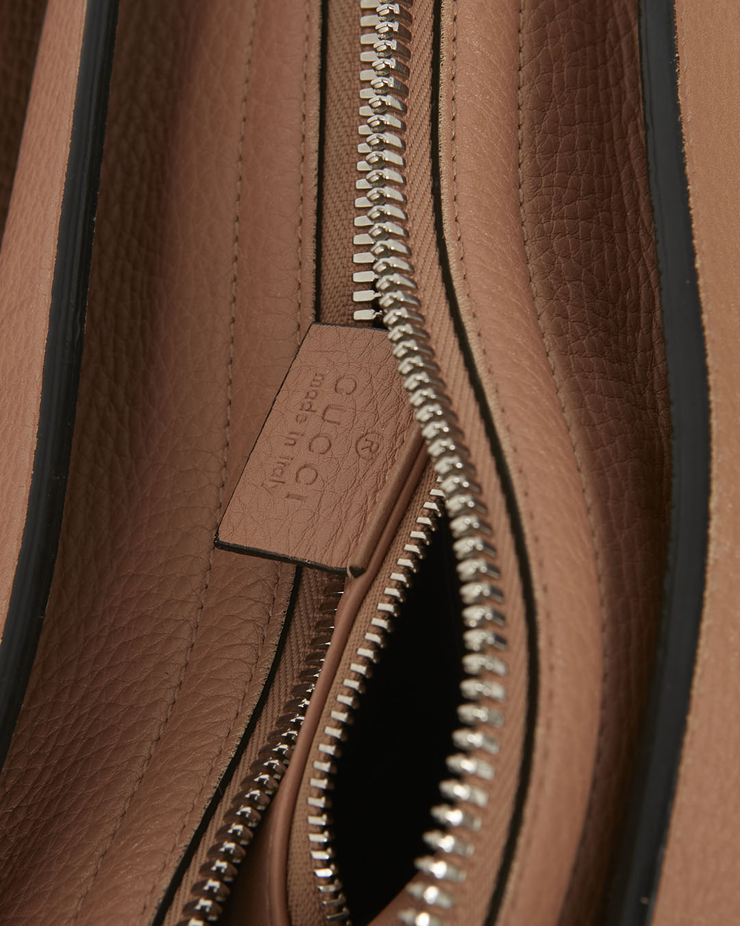 Cabas Rumble bicolore en cuir grainé noir et beige Gucci