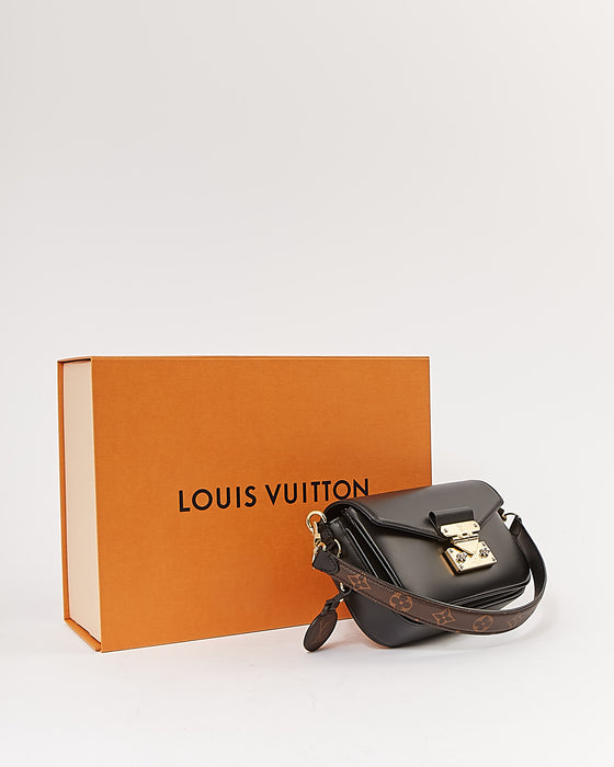 Shop Louis Vuitton MONOGRAM Unisex Throws (M77861, M77860) by Ravie