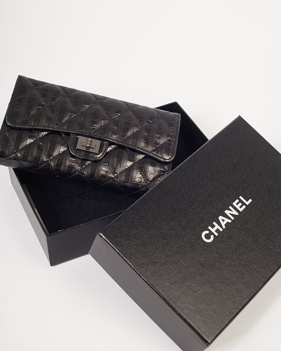 Portefeuille à rabat long réédition en cuir de veau glacé à rayures noires Chanel