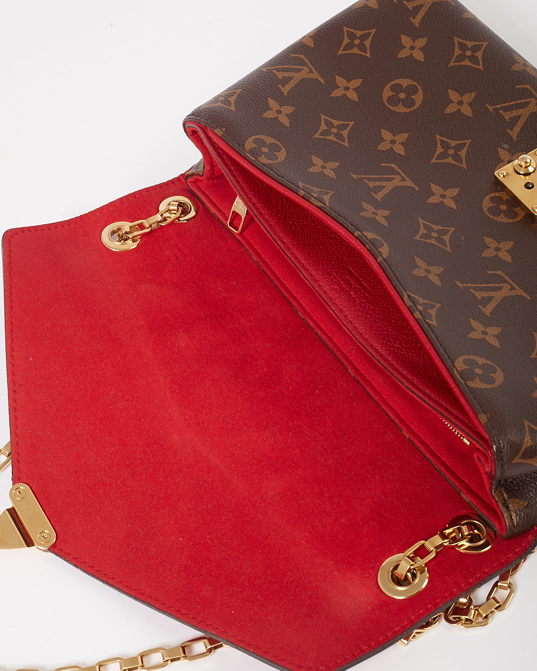 Louis Vuitton Sac à bandoulière Pallas en cuir rouge et toile monogramme