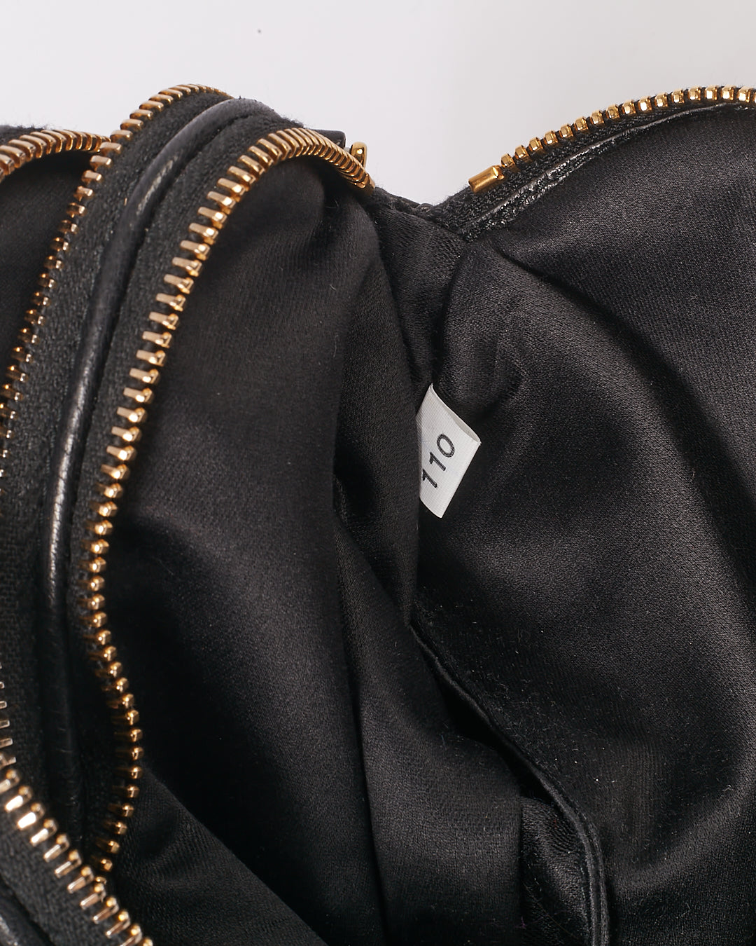 Miu Miu Mini sac à bandoulière en cuir matelassé noir à double fermeture éclair
