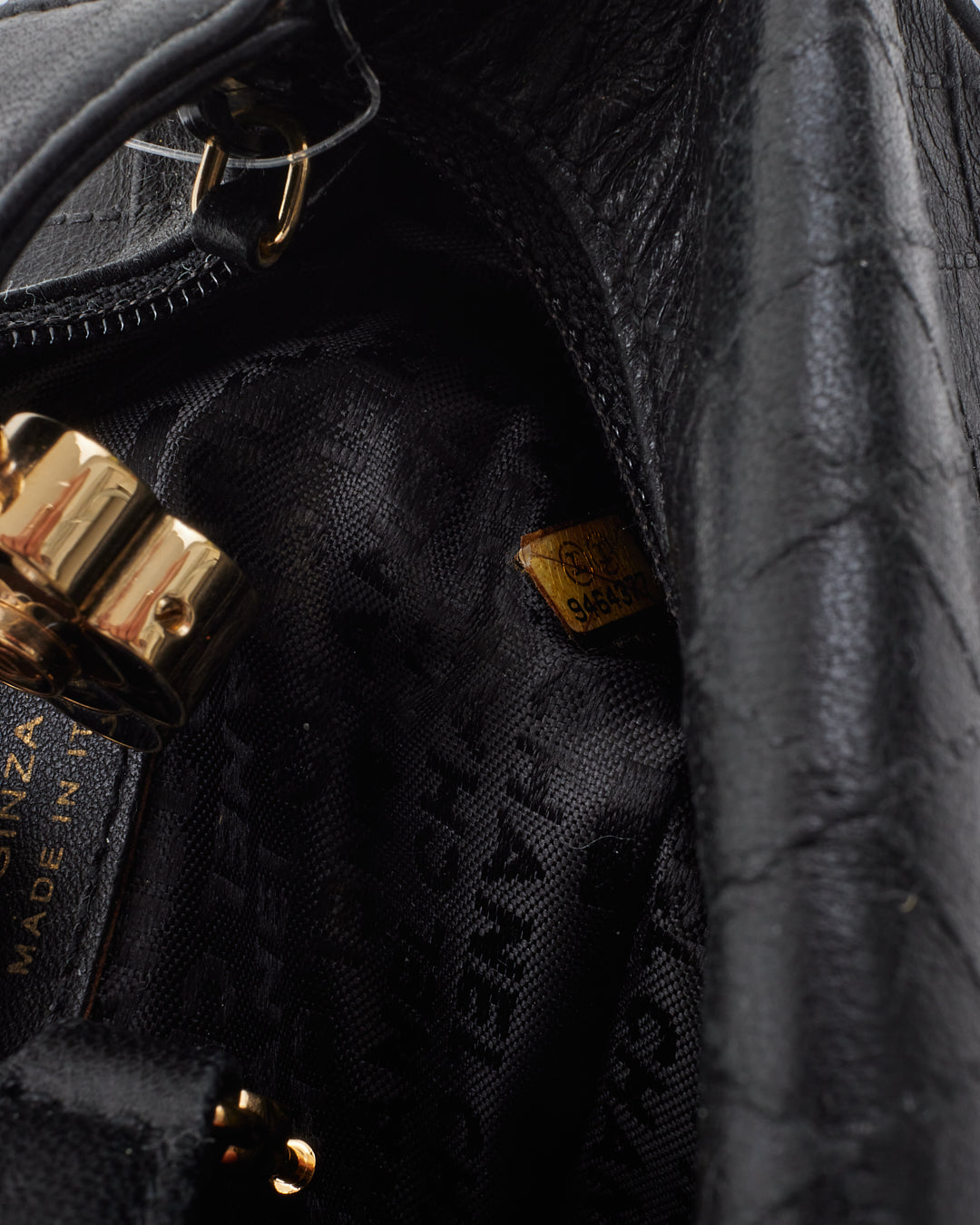 Pochette d'embrayage à poignée supérieure avec logo en cuir matelassé noir Chanel