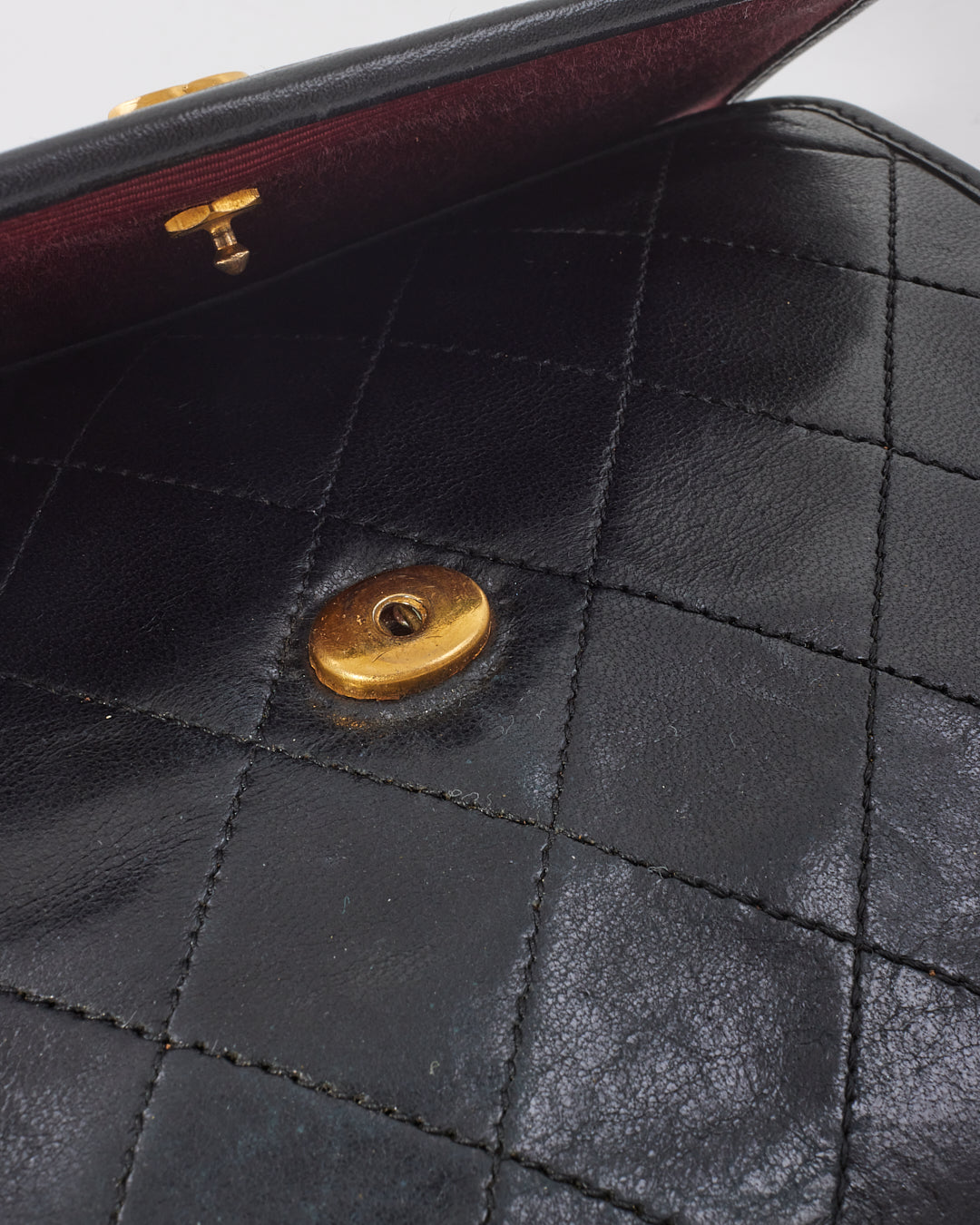 Portefeuille matelassé en cuir d'agneau noir vintage Chanel sur chaîne