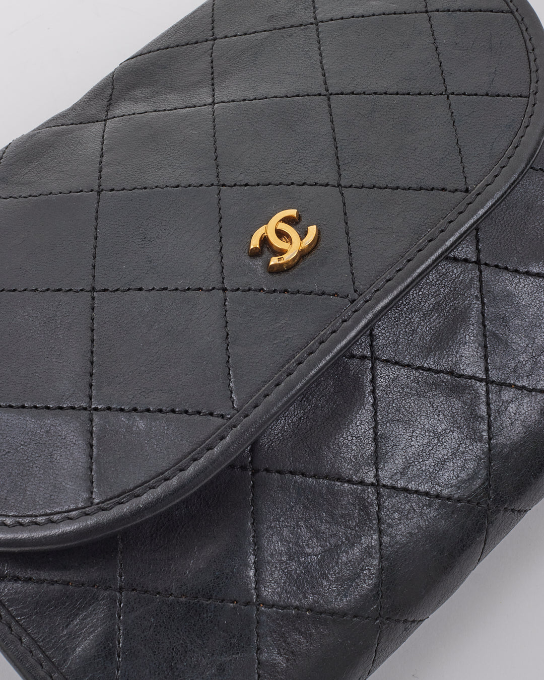 Portefeuille matelassé en cuir d'agneau noir vintage Chanel sur chaîne