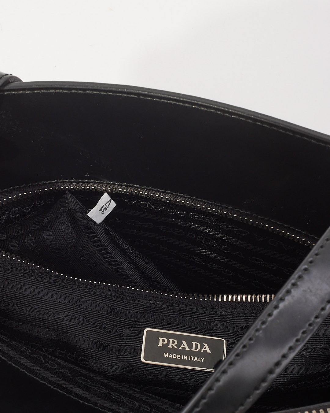 Prada Re-Edition 1995 Sac à main moyen en cuir brossé noir