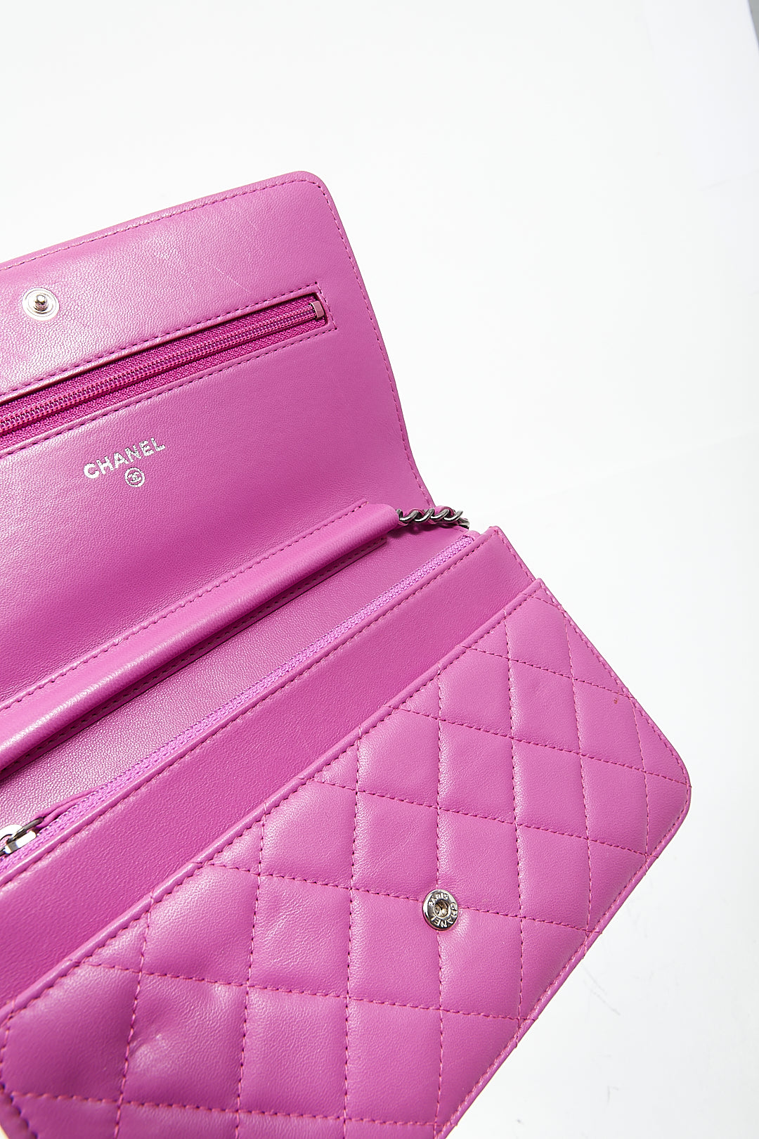 Portefeuille garçon matelassé en cuir d'agneau violet Chanel sur chaîne