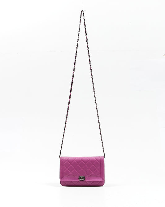 Portefeuille garçon matelassé en cuir d'agneau violet Chanel sur chaîne