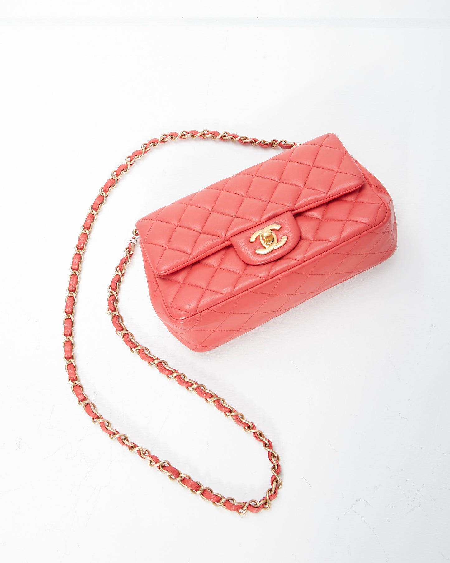 Mini sac à rabat rectangulaire en chaîne classique en cuir matelassé rouge Chanel
