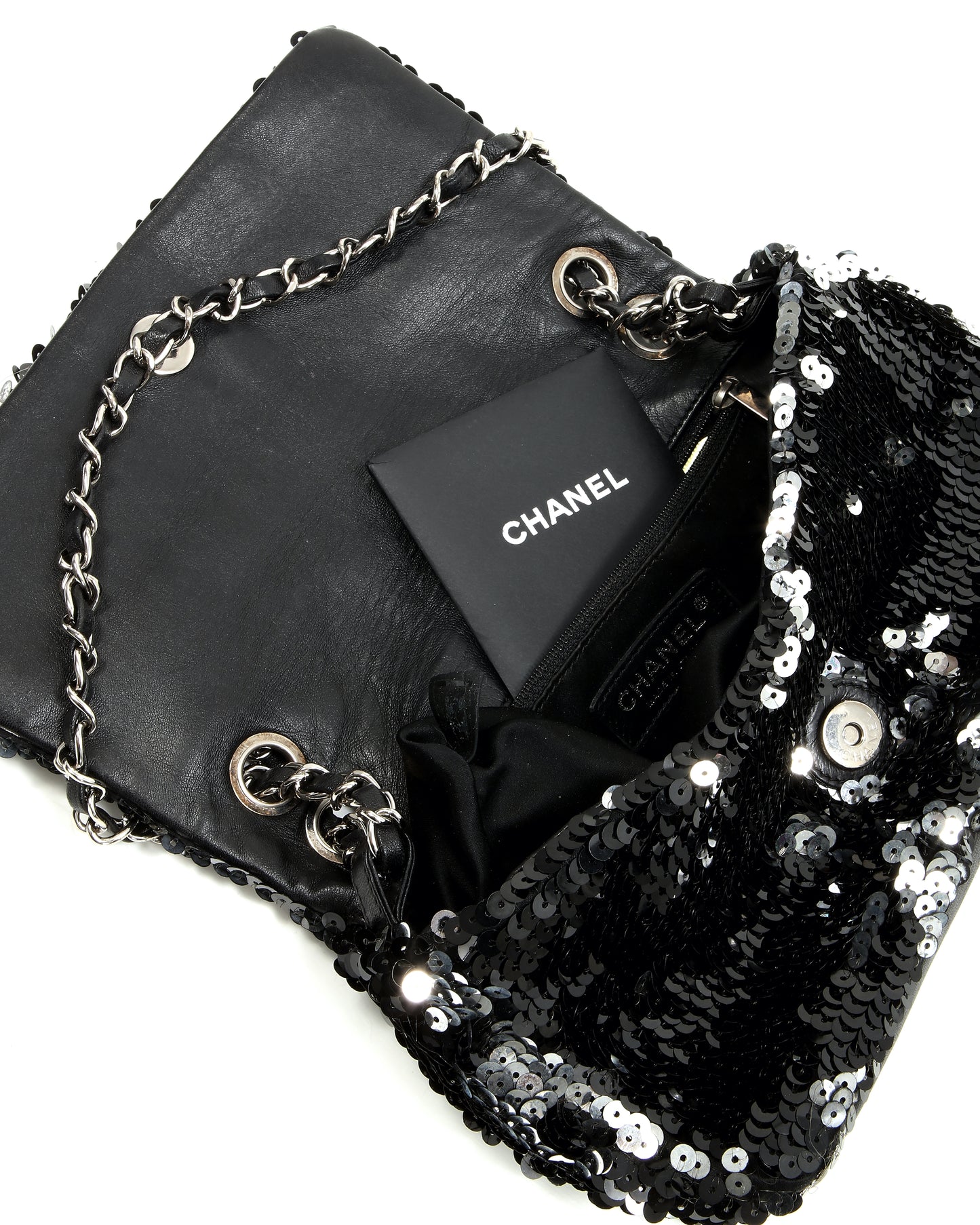 Sac à bandoulière Chanel à rabat à sequins noir/argenté avec logo CC