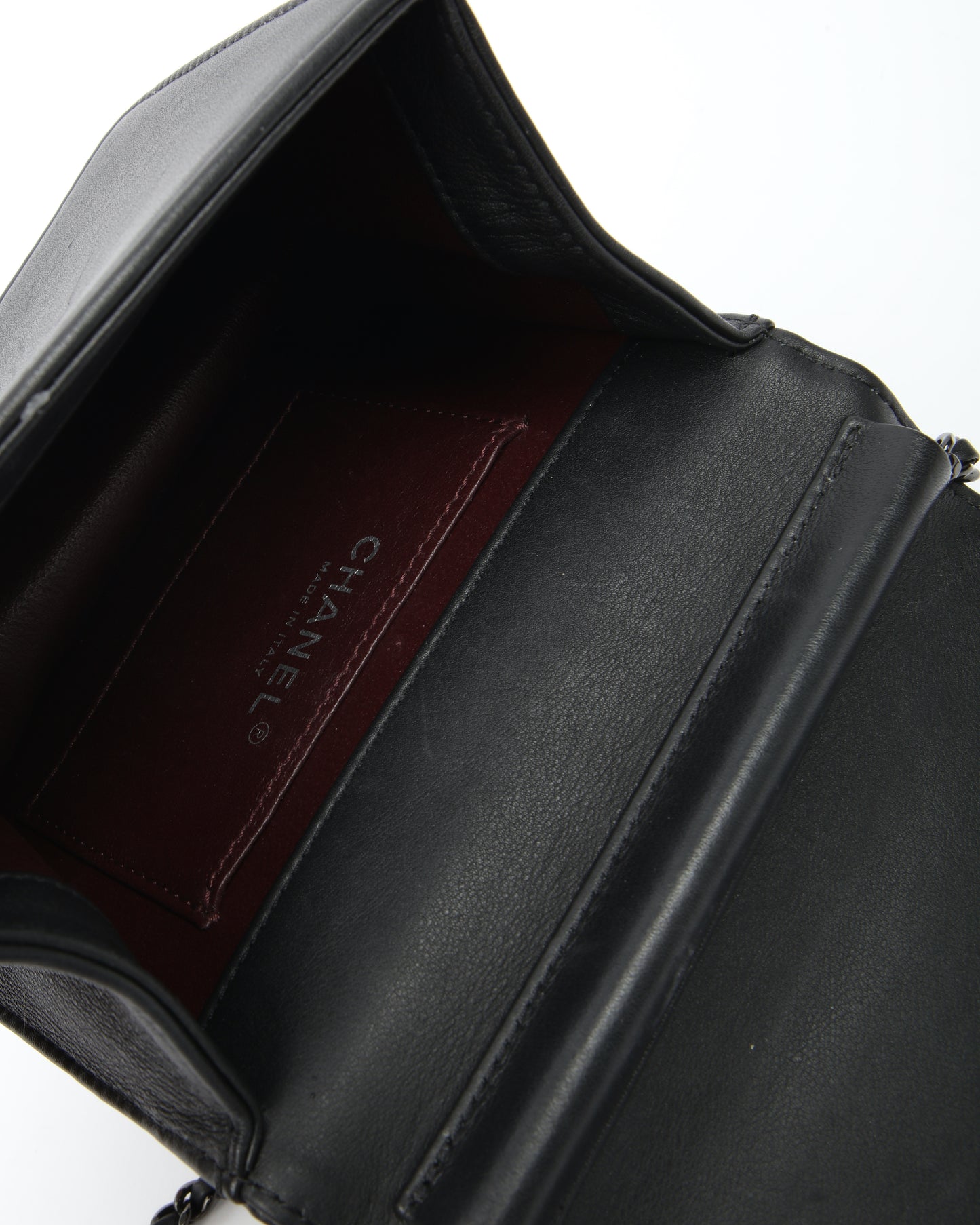 Sac à bandoulière carré en cuir tout noir Propeller Chanel avec chaîne très gaufrée