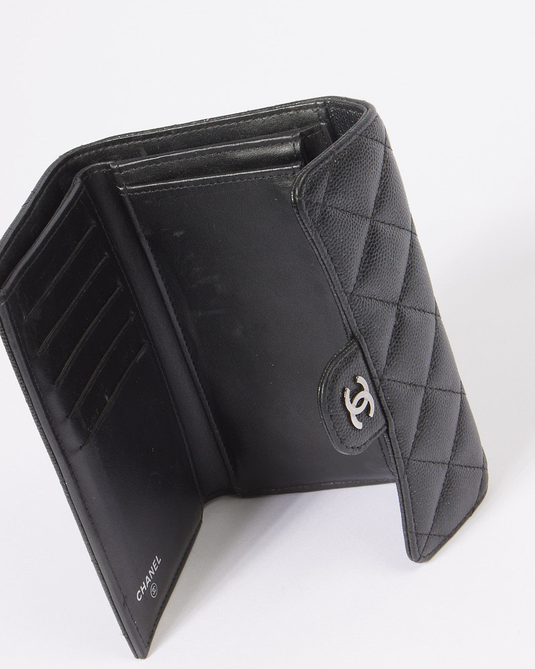 Portefeuille compact à logo CC entrelacé en cuir caviar noir Chanel