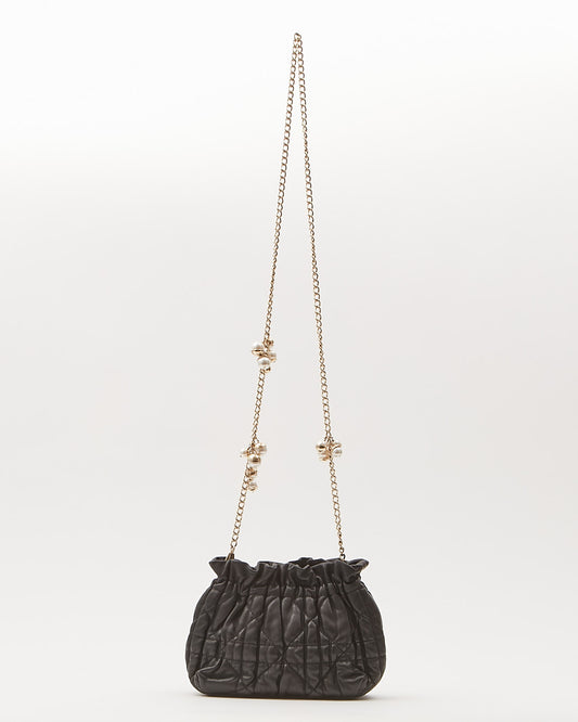Petit sac à bandoulière seau avec chaîne et détail de perles Cannage en cuir noir Dior